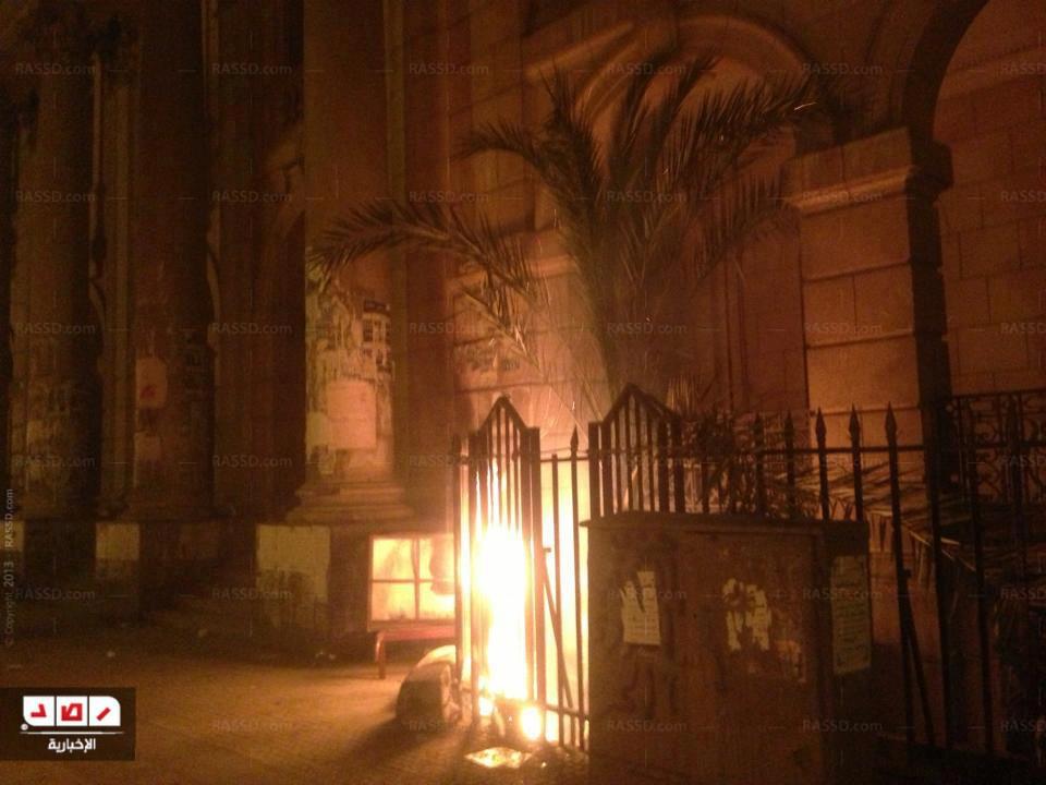 متظاهرون يشعلون النيران بإحدى الأشجار فى مبنى الشهر العقارى